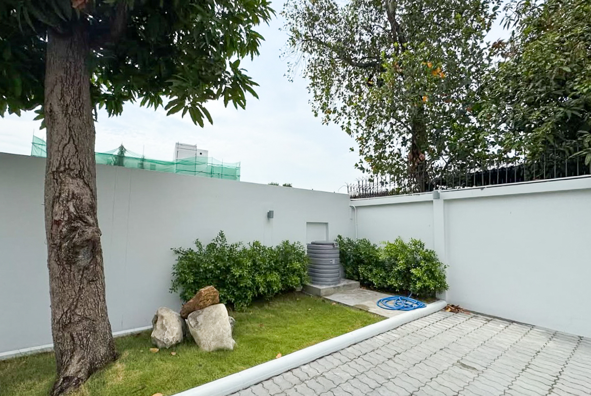 For rent: Fully renovated 4-bedroom house in Pridi Banomyong 25 (Ekkamai Soi 10), just 750m from Sukhumvit 71. 450 sqm of living space on 143 sq.wah land, 6+ parking, 2 kitchens, spacious layout, no pets, ready to move in.