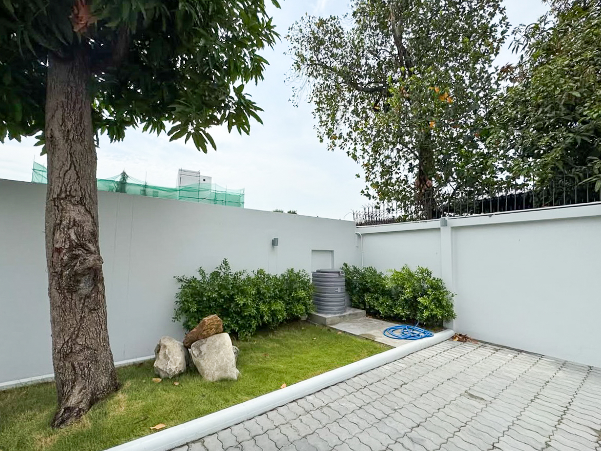 For rent: Fully renovated 4-bedroom house in Pridi Banomyong 25 (Ekkamai Soi 10), just 750m from Sukhumvit 71. 450 sqm of living space on 143 sq.wah land, 6+ parking, 2 kitchens, spacious layout, no pets, ready to move in.