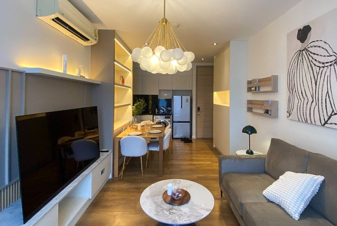 Stylish 1-bedroom corner unit for rent at Park Origin Phromphong, Sukhumvit 24. Renovated, 55 sqm with unblocked garden views. Fully furnished, high-end appliances, and pet-friendly. Only 45,000 THB/month.