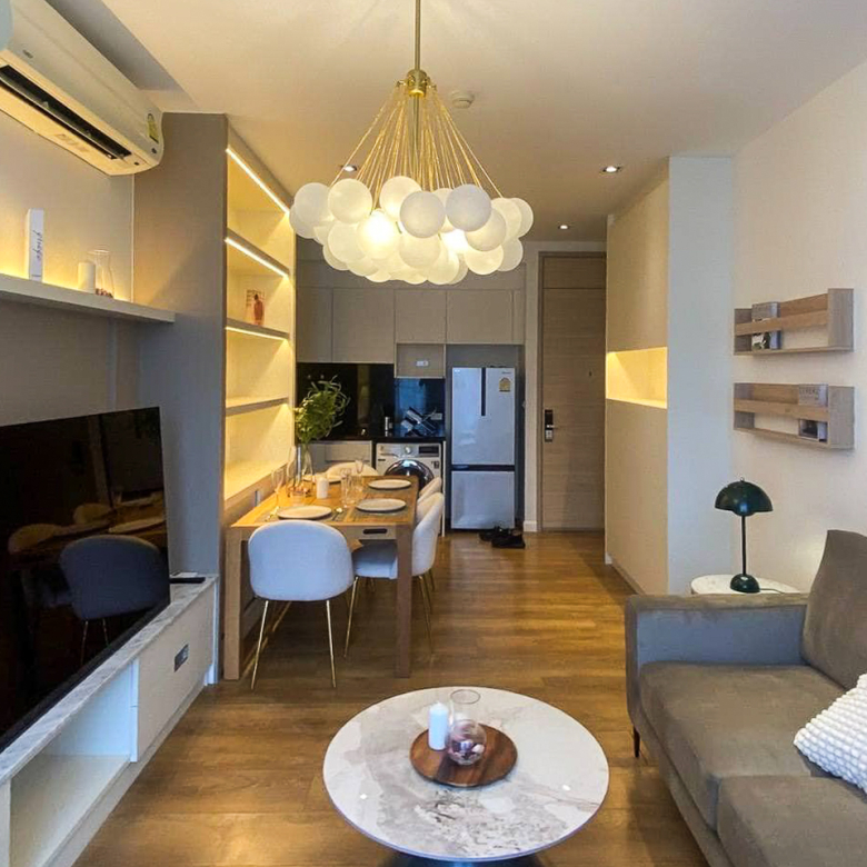 Stylish 1-bedroom corner unit for rent at Park Origin Phromphong, Sukhumvit 24. Renovated, 55 sqm with unblocked garden views. Fully furnished, high-end appliances, and pet-friendly. Only 45,000 THB/month.