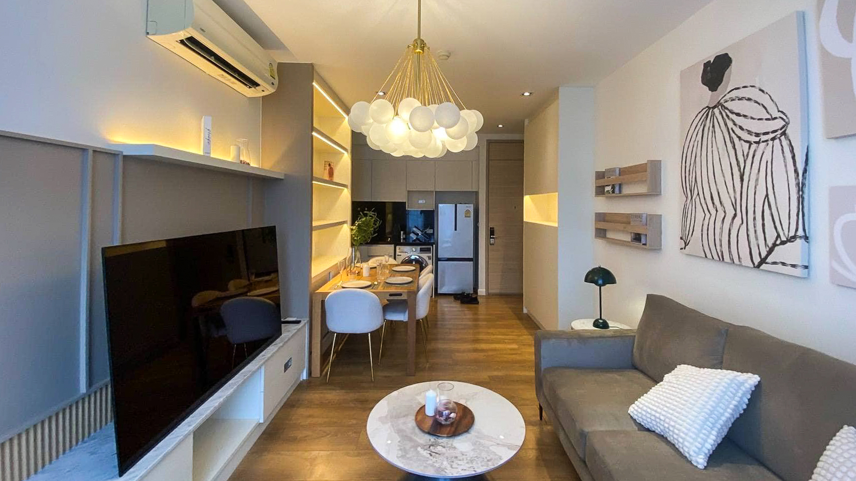 Stylish 1-bedroom corner unit for rent at Park Origin Phromphong, Sukhumvit 24. Renovated, 55 sqm with unblocked garden views. Fully furnished, high-end appliances, and pet-friendly. Only 45,000 THB/month.