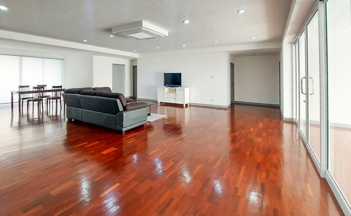 Spacious 4-bedroom apartment for rent in Thong Lor, Sukhumvit 55. Close to BTS, includes maid’s room, multi-function room, full kitchen, gym, and pool. Rent 120,000 THB/month.