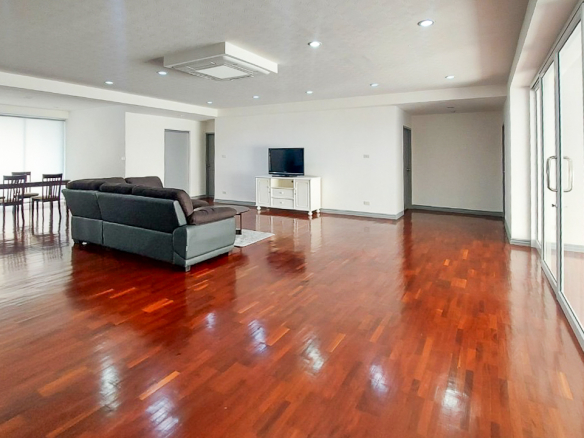 Spacious 4-bedroom apartment for rent in Thong Lor, Sukhumvit 55. Close to BTS, includes maid’s room, multi-function room, full kitchen, gym, and pool. Rent 120,000 THB/month.