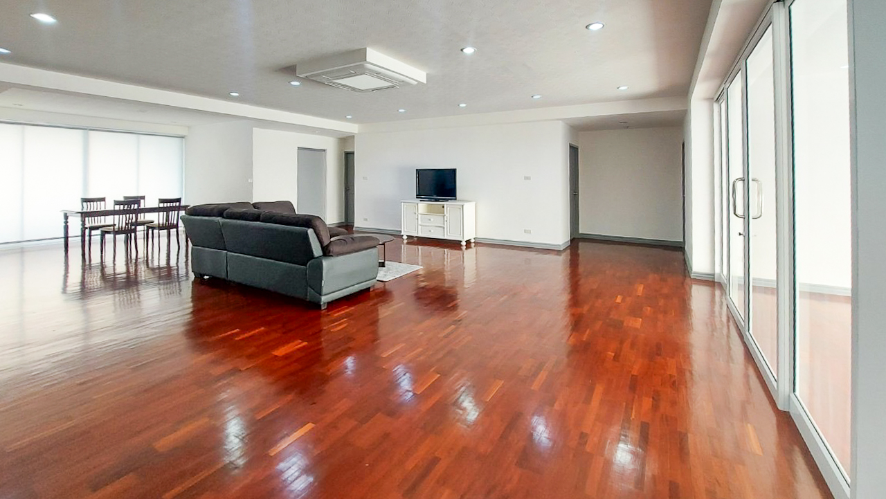 Spacious 4-bedroom apartment for rent in Thong Lor, Sukhumvit 55. Close to BTS, includes maid’s room, multi-function room, full kitchen, gym, and pool. Rent 120,000 THB/month.