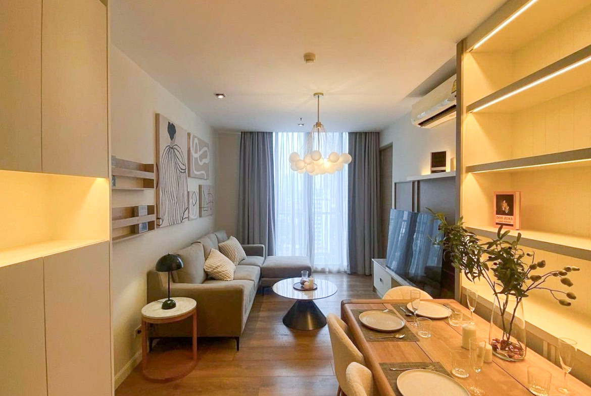 Stylish 1-bedroom corner unit for rent at Park Origin Phromphong, Sukhumvit 24. Renovated, 55 sqm with unblocked garden views. Fully furnished, high-end appliances, and pet-friendly. Only 45,000 THB/month.