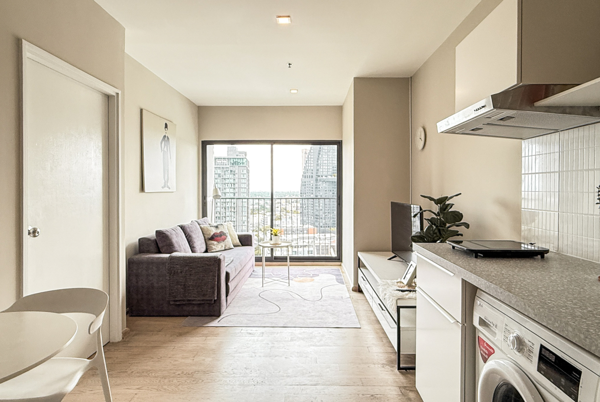 Stylish 1-bedroom condo for rent at Noble Remix Sukhumvit 36, 18th floor, 43 sqm with bathtub and full furnishings. Direct BTS Thonglor access, near EmDistrict. Rent: 30,000 THB/month.