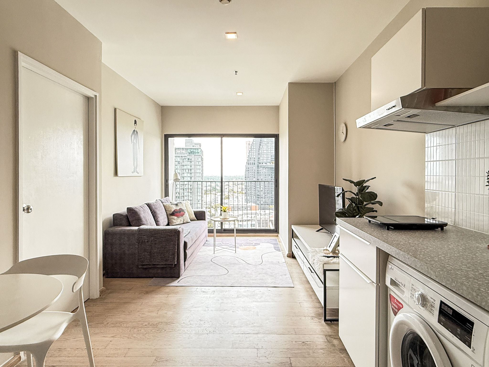 Stylish 1-bedroom condo for rent at Noble Remix Sukhumvit 36, 18th floor, 43 sqm with bathtub and full furnishings. Direct BTS Thonglor access, near EmDistrict. Rent: 30,000 THB/month.
