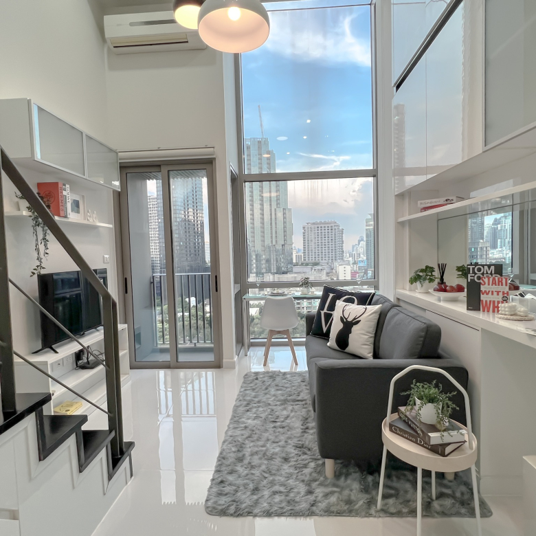For rent: 1-bedroom duplex condo at Ideo Morph 38, 35 sqm, pet-friendly, fully furnished, high floor with city view. Great location near BTS Thonglor. Includes pool, gym, lounge, and shuttle service. Rent: 32,000 THB/month.