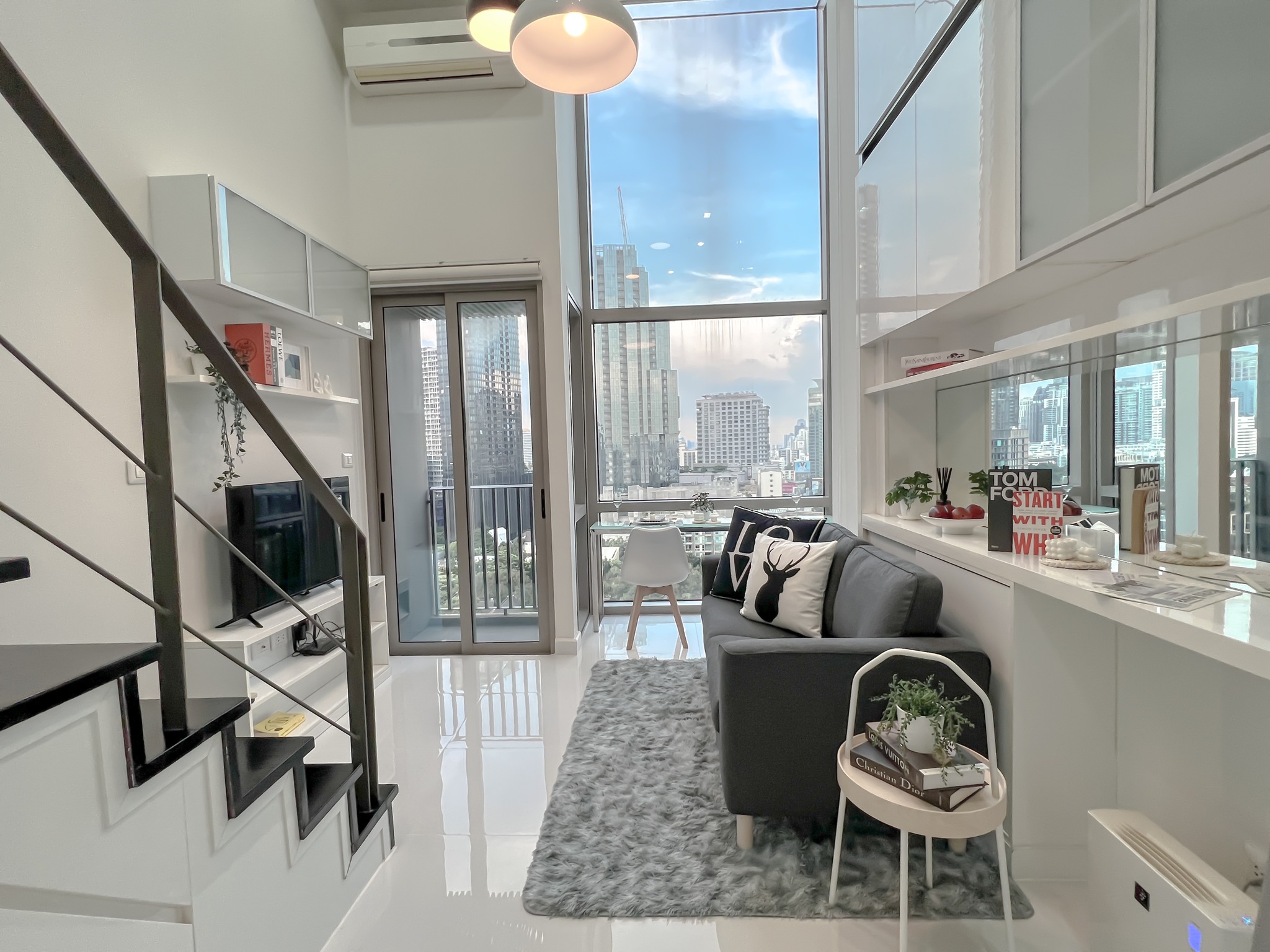 For rent: 1-bedroom duplex condo at Ideo Morph 38, 35 sqm, pet-friendly, fully furnished, high floor with city view. Great location near BTS Thonglor. Includes pool, gym, lounge, and shuttle service. Rent: 32,000 THB/month.