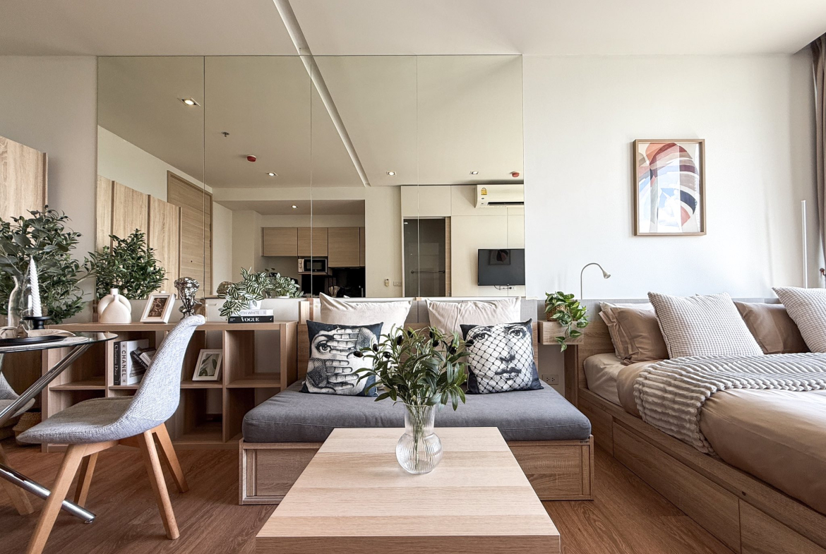 Stylish studio condo for rent at Park 24, Sukhumvit 24. Fully furnished, 30 sqm, modern design, near BTS Phrom Phong. Rent 23,000 THB/month with full facilities.