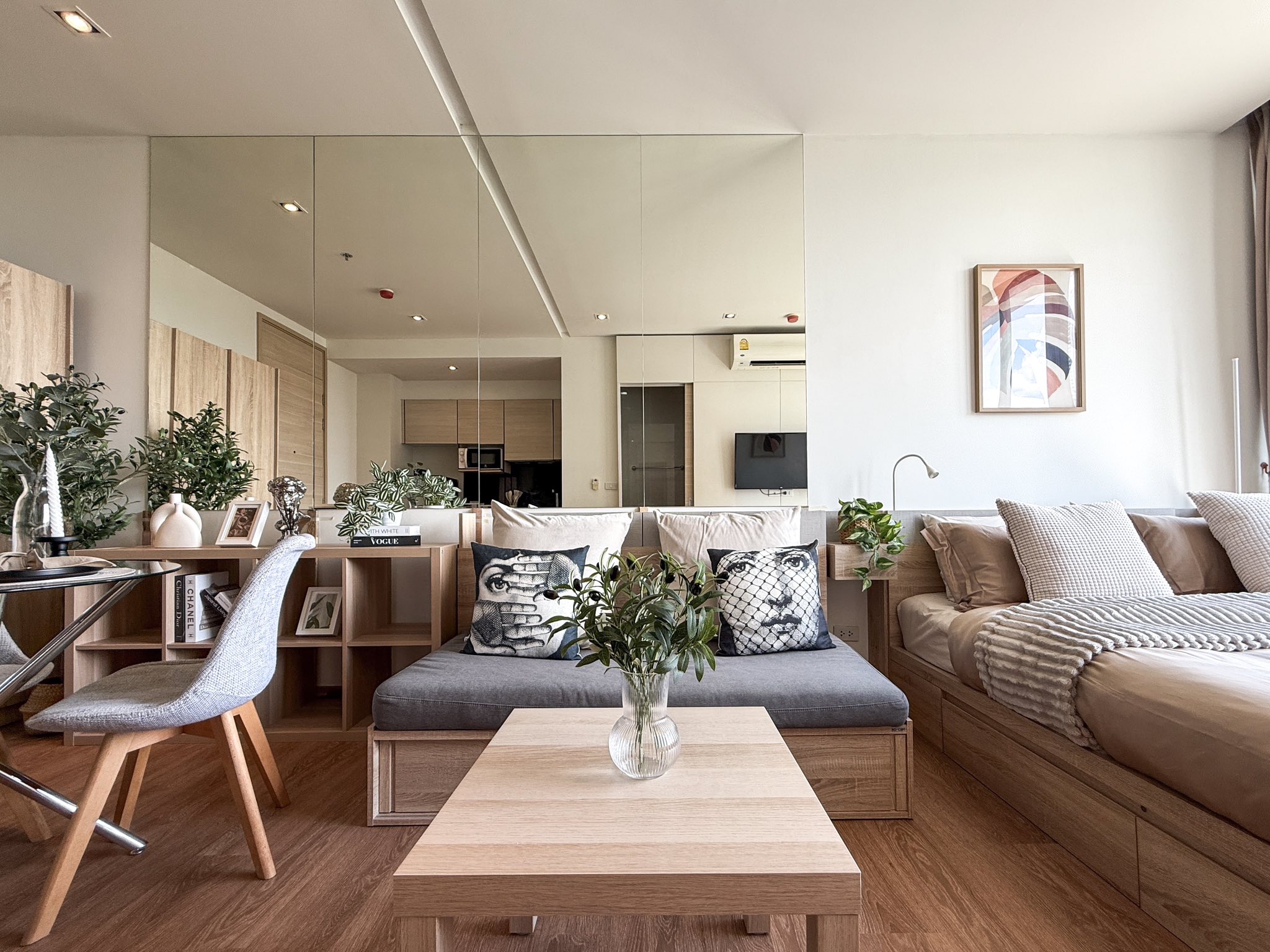 Stylish studio condo for rent at Park 24, Sukhumvit 24. Fully furnished, 30 sqm, modern design, near BTS Phrom Phong. Rent 23,000 THB/month with full facilities.