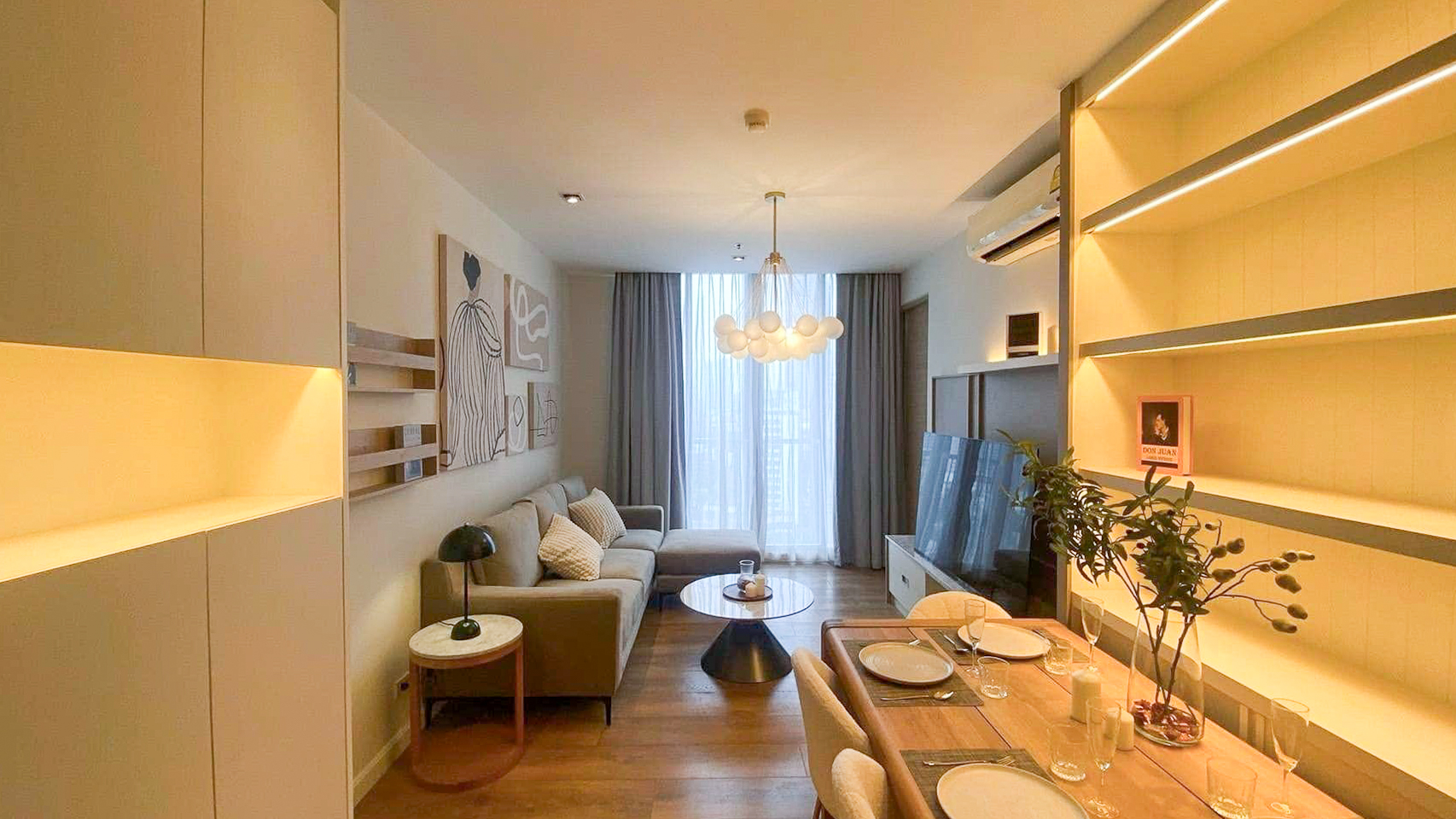 Stylish 1-bedroom corner unit for rent at Park Origin Phromphong, Sukhumvit 24. Renovated, 55 sqm with unblocked garden views. Fully furnished, high-end appliances, and pet-friendly. Only 45,000 THB/month.