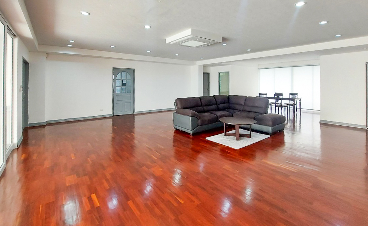 Spacious 4-bedroom apartment for rent in Thong Lor, Sukhumvit 55. Close to BTS, includes maid’s room, multi-function room, full kitchen, gym, and pool. Rent 120,000 THB/month.