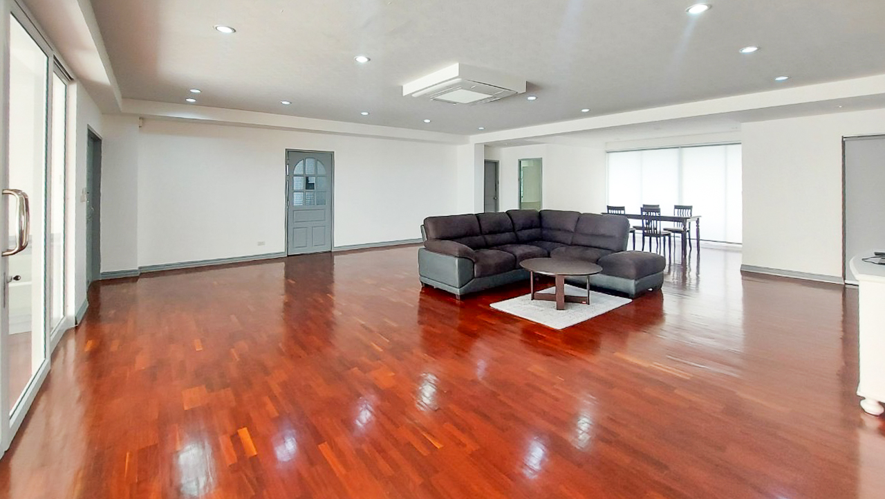 Spacious 4-bedroom apartment for rent in Thong Lor, Sukhumvit 55. Close to BTS, includes maid’s room, multi-function room, full kitchen, gym, and pool. Rent 120,000 THB/month.