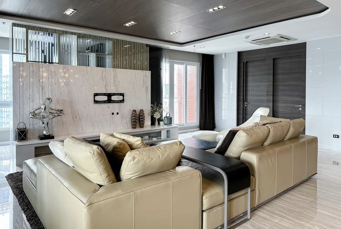Luxury 3-bedroom penthouse for rent near BTS Asoke, 240 sqm with large walk-in closet, modern kitchen, office space, city view balconies, and premium facilities. 150,000 THB/month.