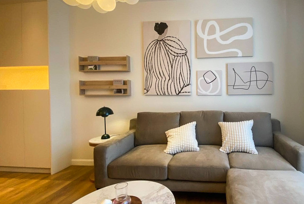 Stylish 1-bedroom corner unit for rent at Park Origin Phromphong, Sukhumvit 24. Renovated, 55 sqm with unblocked garden views. Fully furnished, high-end appliances, and pet-friendly. Only 45,000 THB/month.