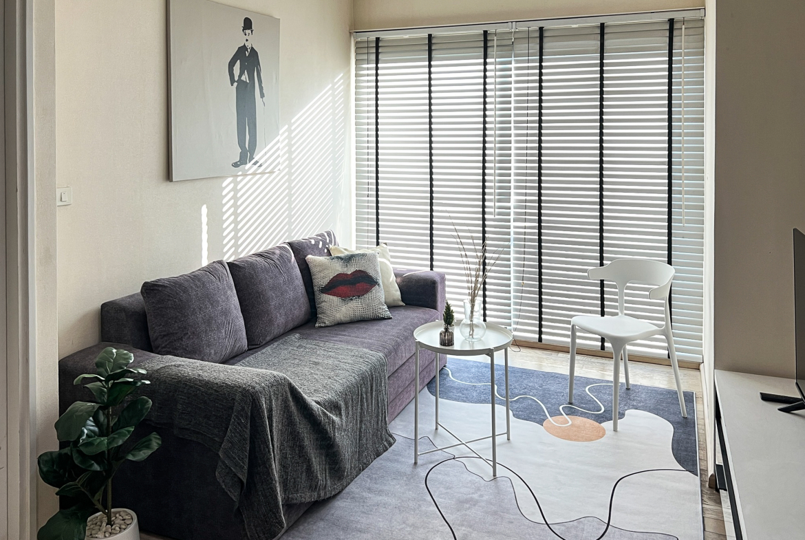 Stylish 1-bedroom condo for rent at Noble Remix Sukhumvit 36, 18th floor, 43 sqm with bathtub and full furnishings. Direct BTS Thonglor access, near EmDistrict. Rent: 30,000 THB/month.