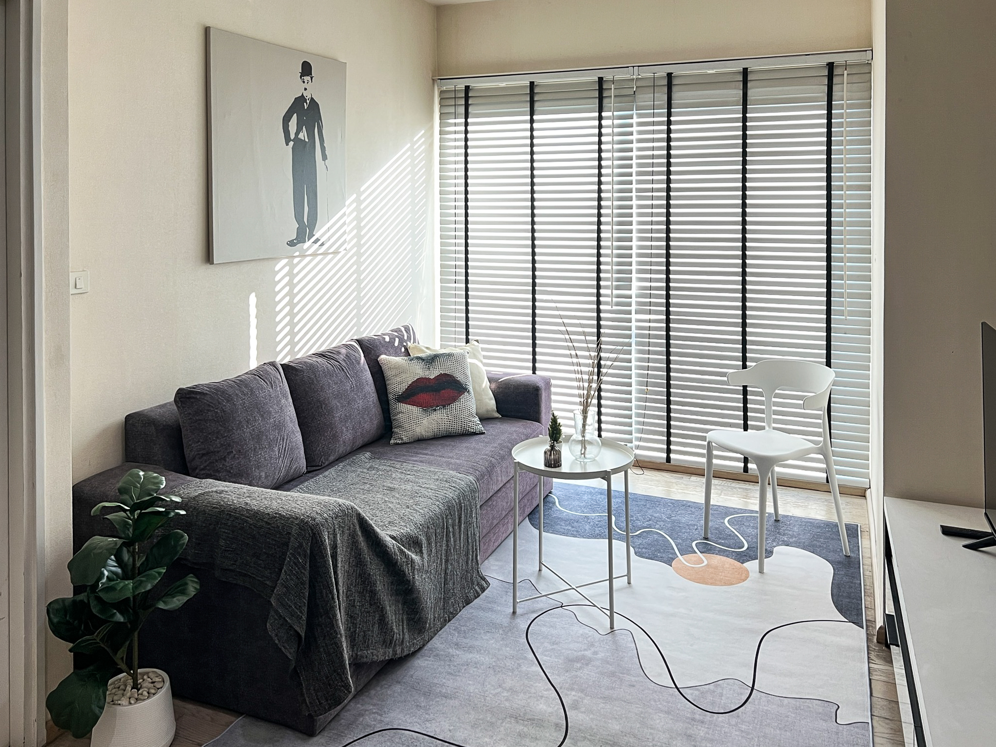 Stylish 1-bedroom condo for rent at Noble Remix Sukhumvit 36, 18th floor, 43 sqm with bathtub and full furnishings. Direct BTS Thonglor access, near EmDistrict. Rent: 30,000 THB/month.