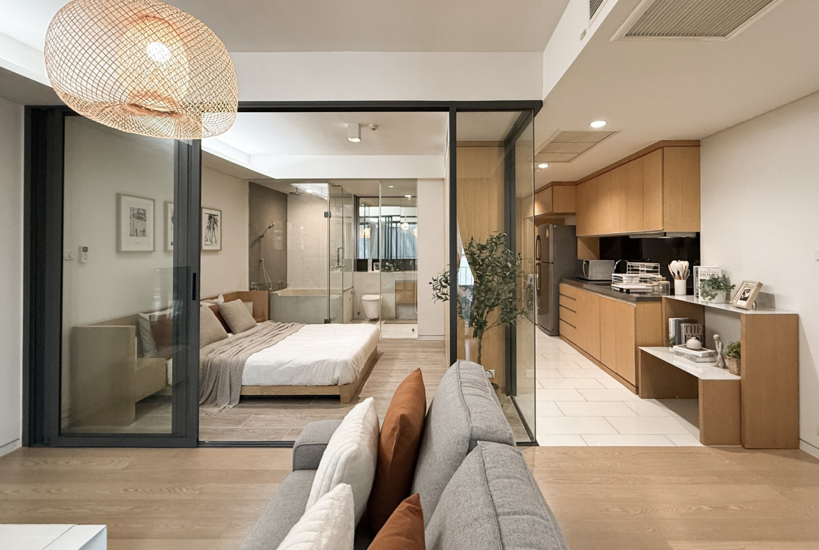 Stylish 1-bedroom condo for rent at Siamese Gioia Sukhumvit 31. 50 sqm with Japanese bathtub, full kitchen, and modern decor. Great location near Phrom Phong BTS. Rent: 26,000 THB/month.