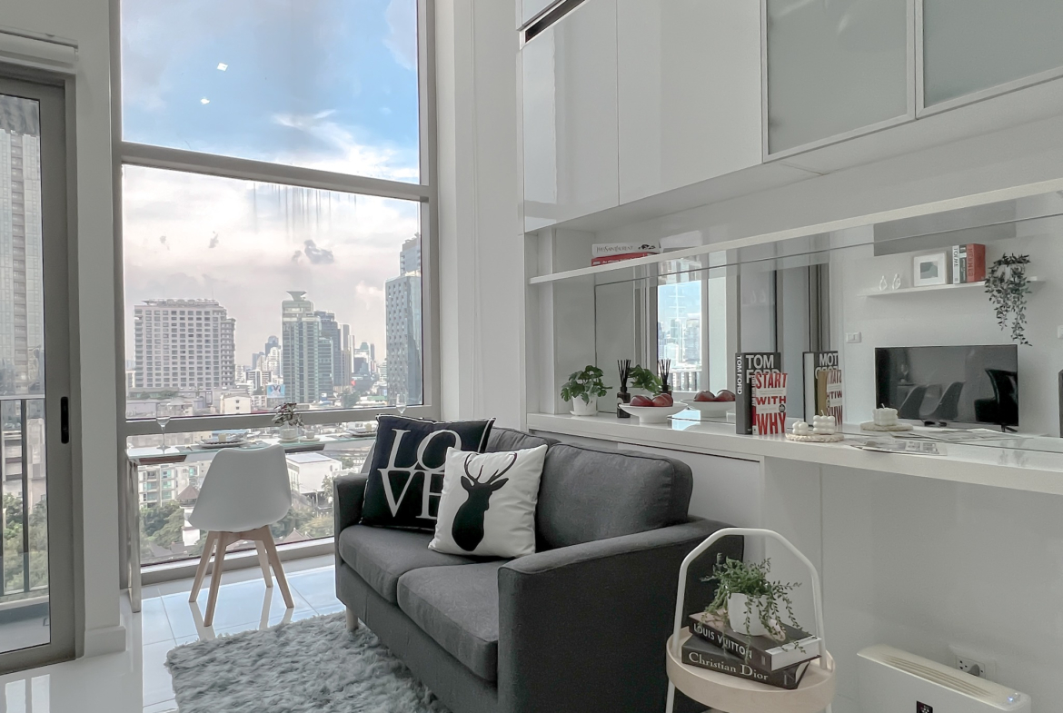 For rent: 1-bedroom duplex condo at Ideo Morph 38, 35 sqm, pet-friendly, fully furnished, high floor with city view. Great location near BTS Thonglor. Includes pool, gym, lounge, and shuttle service. Rent: 32,000 THB/month.