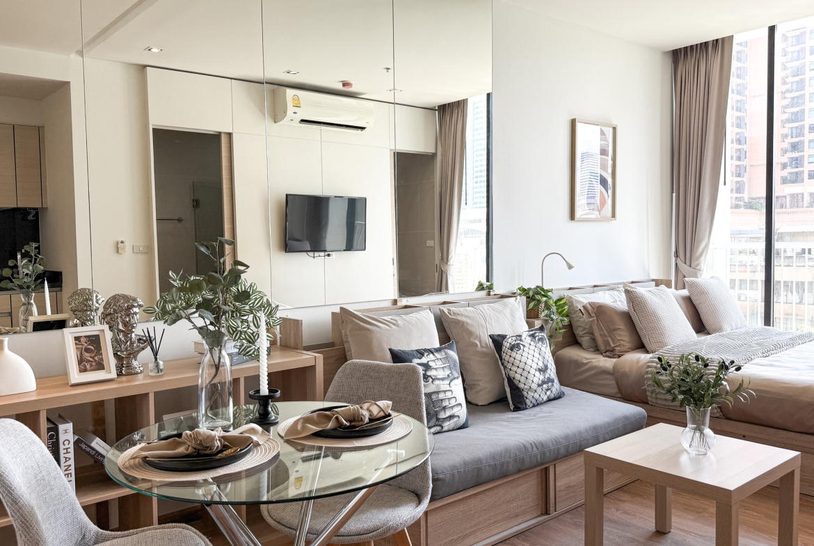 Stylish studio condo for rent at Park 24, Sukhumvit 24. Fully furnished, 30 sqm, modern design, near BTS Phrom Phong. Rent 23,000 THB/month with full facilities.