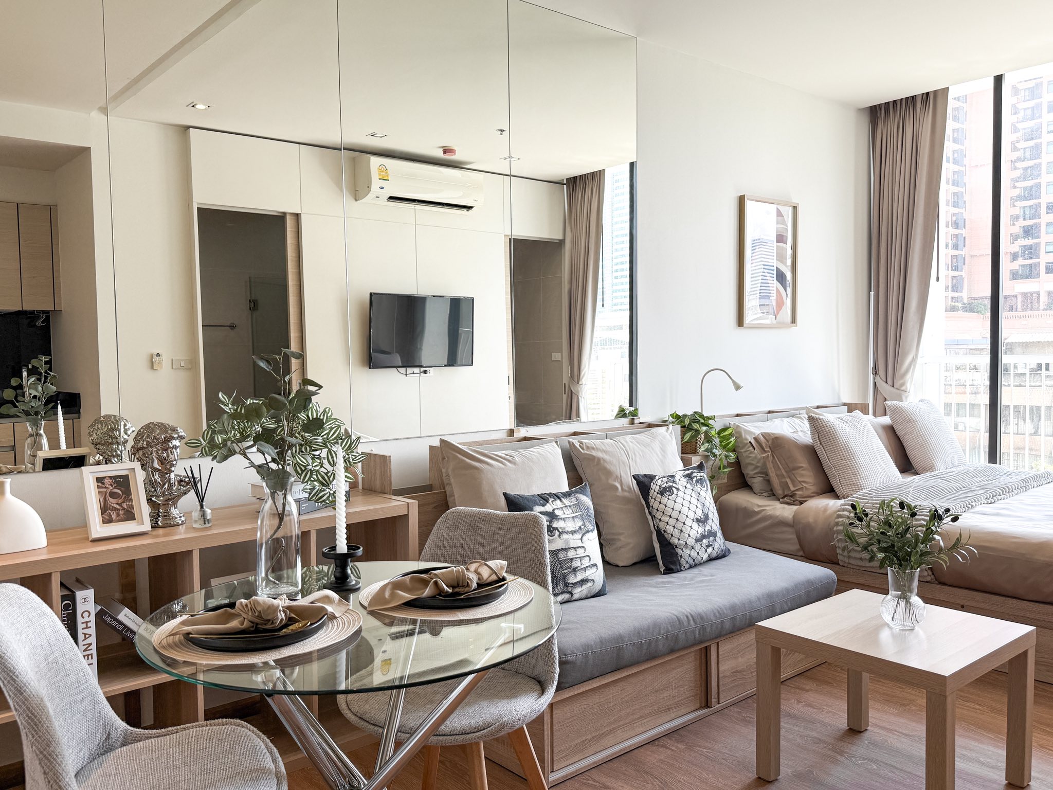 Stylish studio condo for rent at Park 24, Sukhumvit 24. Fully furnished, 30 sqm, modern design, near BTS Phrom Phong. Rent 23,000 THB/month with full facilities.