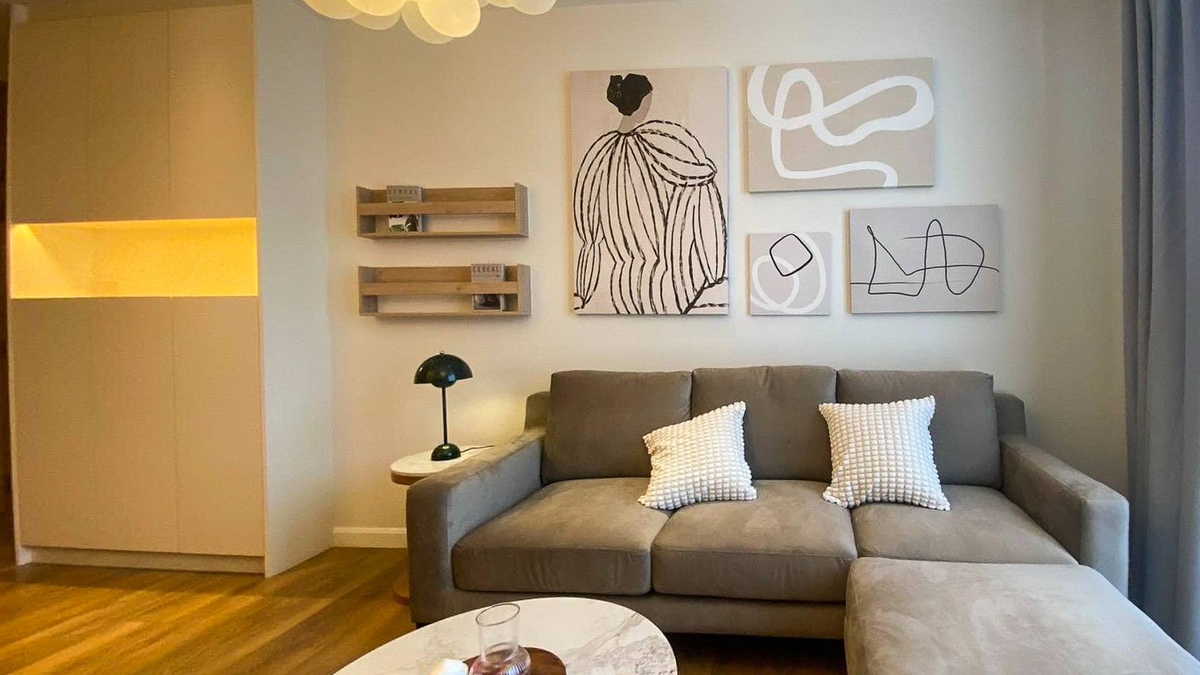 Stylish 1-bedroom corner unit for rent at Park Origin Phromphong, Sukhumvit 24. Renovated, 55 sqm with unblocked garden views. Fully furnished, high-end appliances, and pet-friendly. Only 45,000 THB/month.