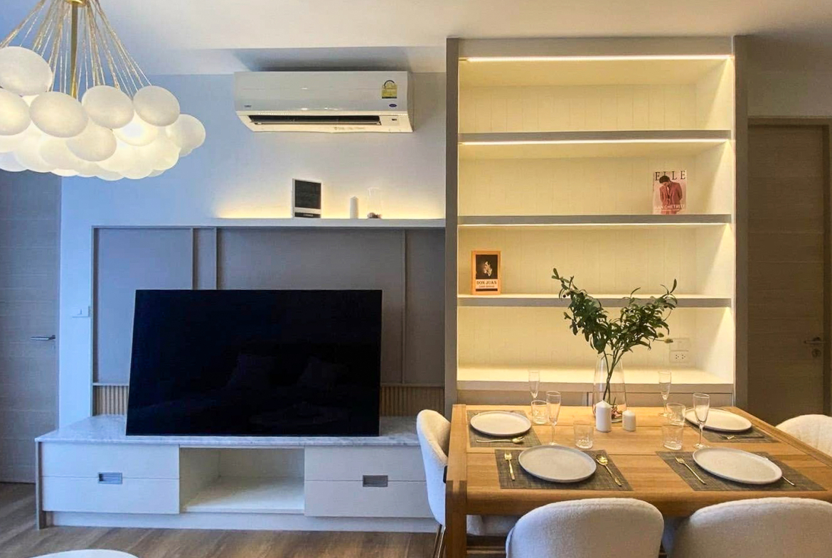 Stylish 1-bedroom corner unit for rent at Park Origin Phromphong, Sukhumvit 24. Renovated, 55 sqm with unblocked garden views. Fully furnished, high-end appliances, and pet-friendly. Only 45,000 THB/month.