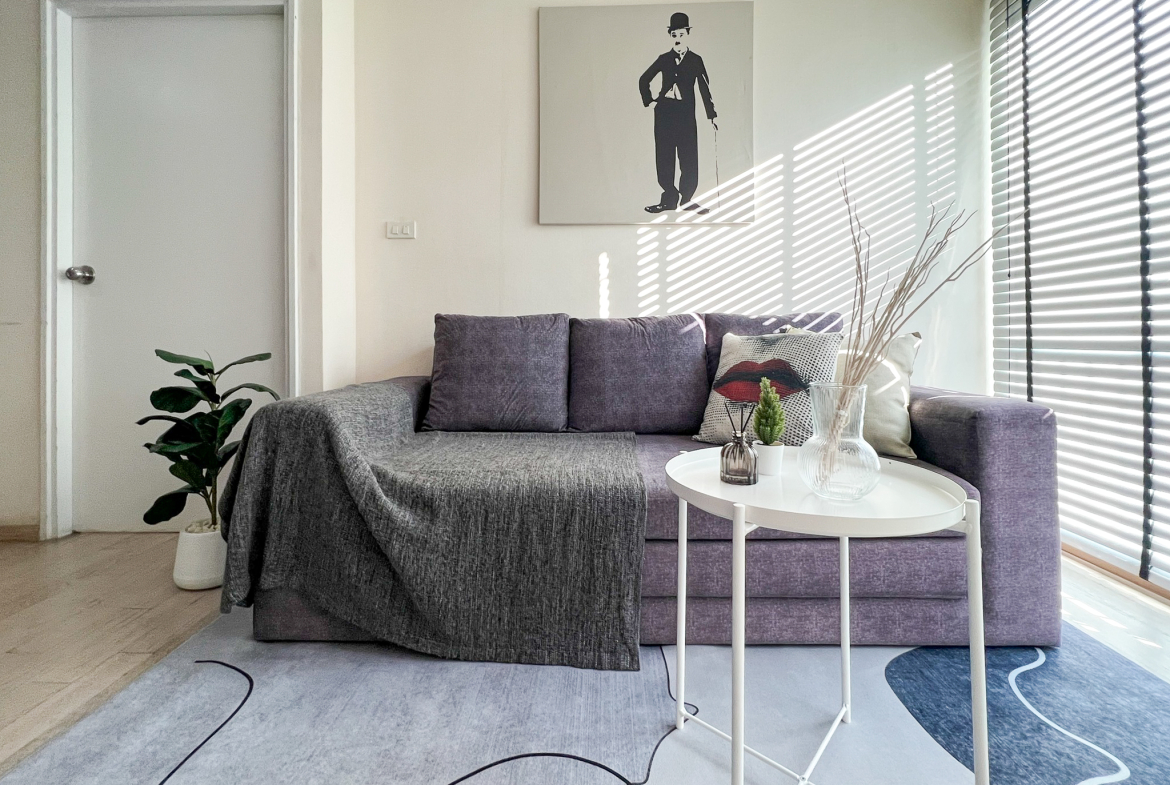 Stylish 1-bedroom condo for rent at Noble Remix Sukhumvit 36, 18th floor, 43 sqm with bathtub and full furnishings. Direct BTS Thonglor access, near EmDistrict. Rent: 30,000 THB/month.