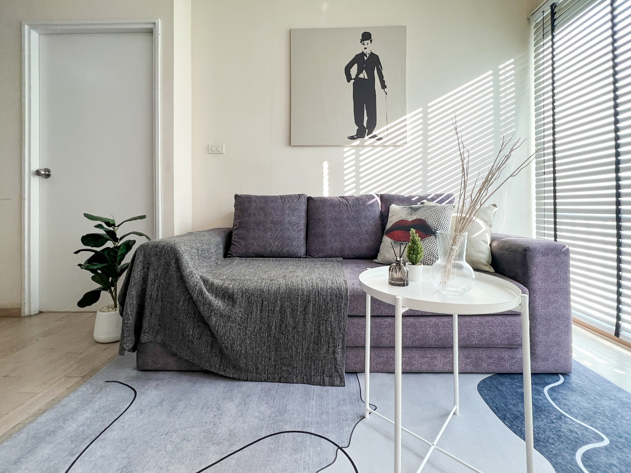 Stylish 1-bedroom condo for rent at Noble Remix Sukhumvit 36, 18th floor, 43 sqm with bathtub and full furnishings. Direct BTS Thonglor access, near EmDistrict. Rent: 30,000 THB/month.