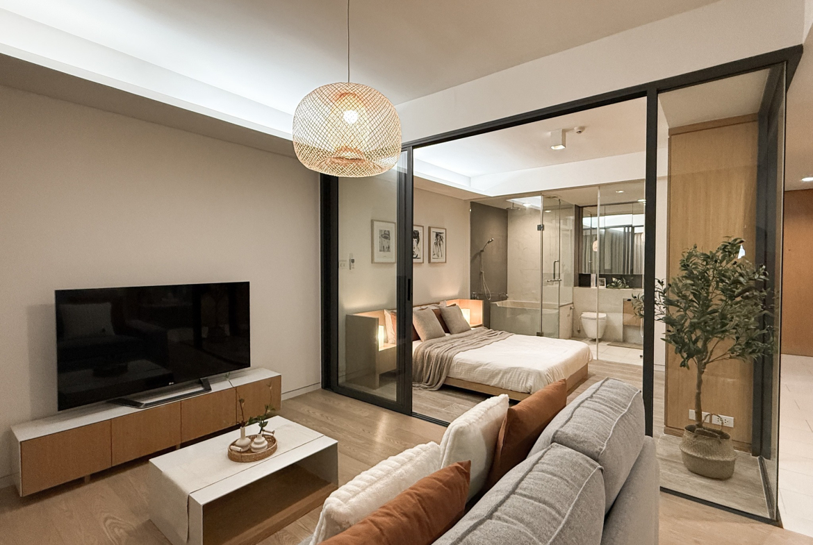 Stylish 1-bedroom condo for rent at Siamese Gioia Sukhumvit 31. 50 sqm with Japanese bathtub, full kitchen, and modern decor. Great location near Phrom Phong BTS. Rent: 26,000 THB/month.