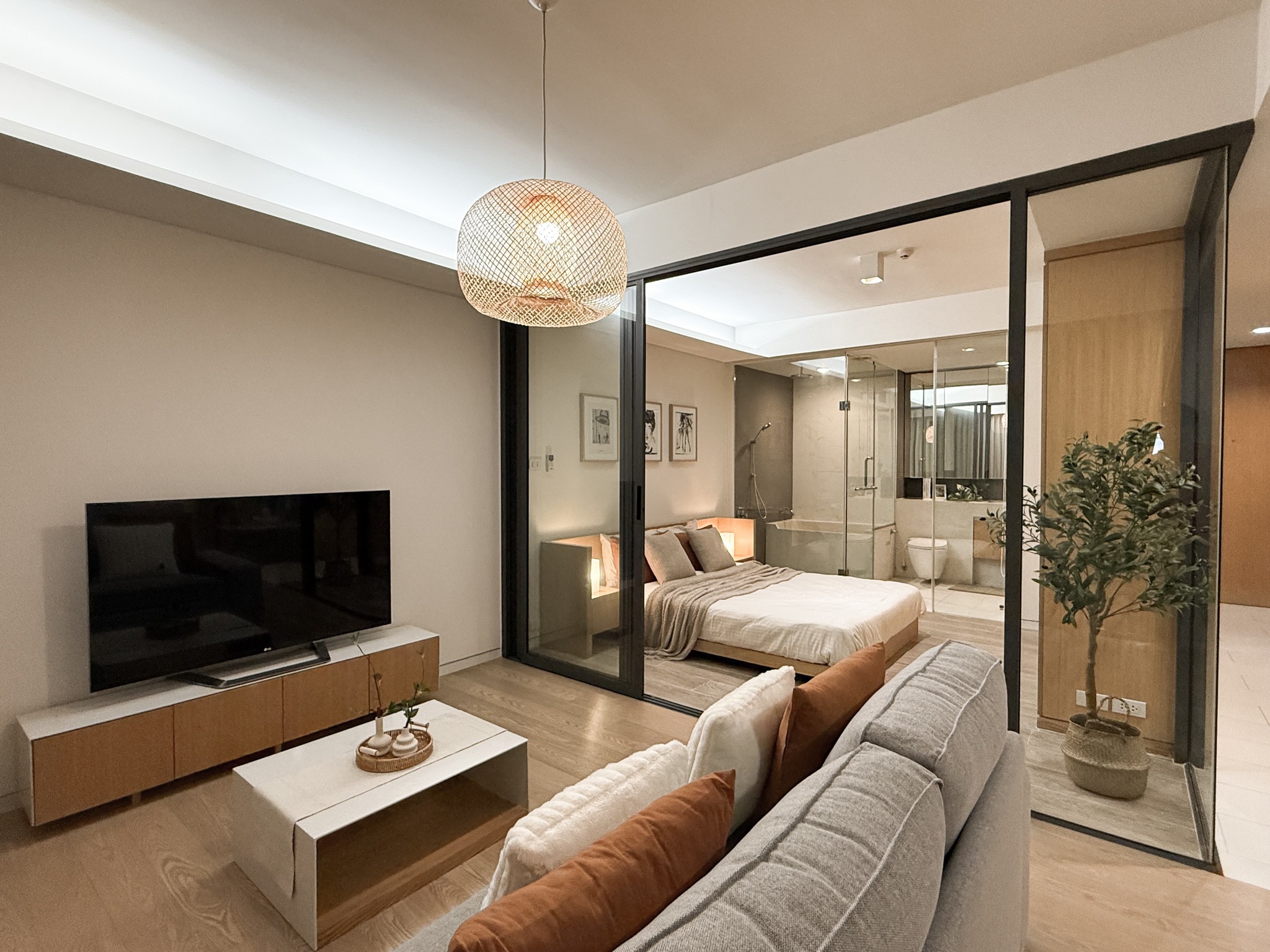 Stylish 1-bedroom condo for rent at Siamese Gioia Sukhumvit 31. 50 sqm with Japanese bathtub, full kitchen, and modern decor. Great location near Phrom Phong BTS. Rent: 26,000 THB/month.