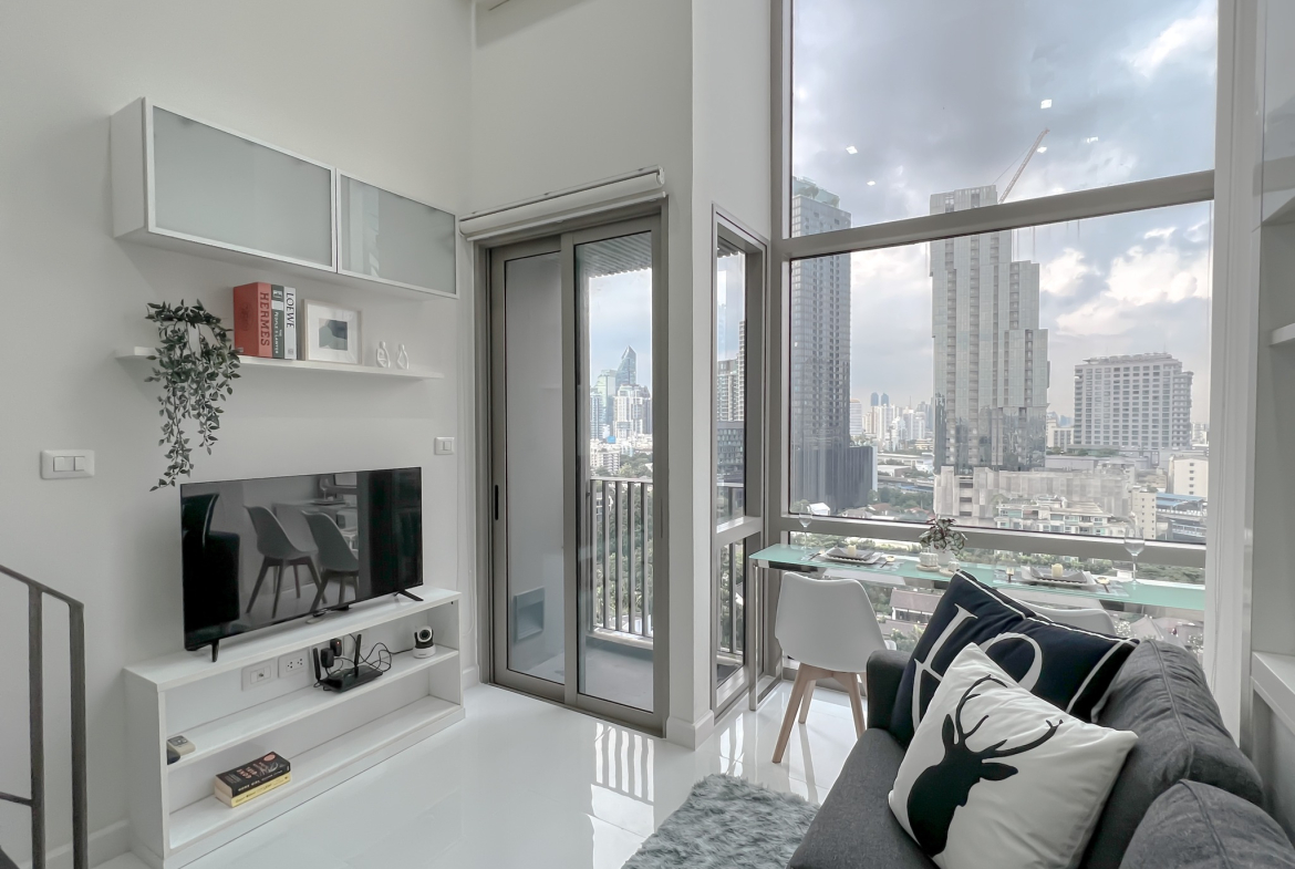 For rent: 1-bedroom duplex condo at Ideo Morph 38, 35 sqm, pet-friendly, fully furnished, high floor with city view. Great location near BTS Thonglor. Includes pool, gym, lounge, and shuttle service. Rent: 32,000 THB/month.