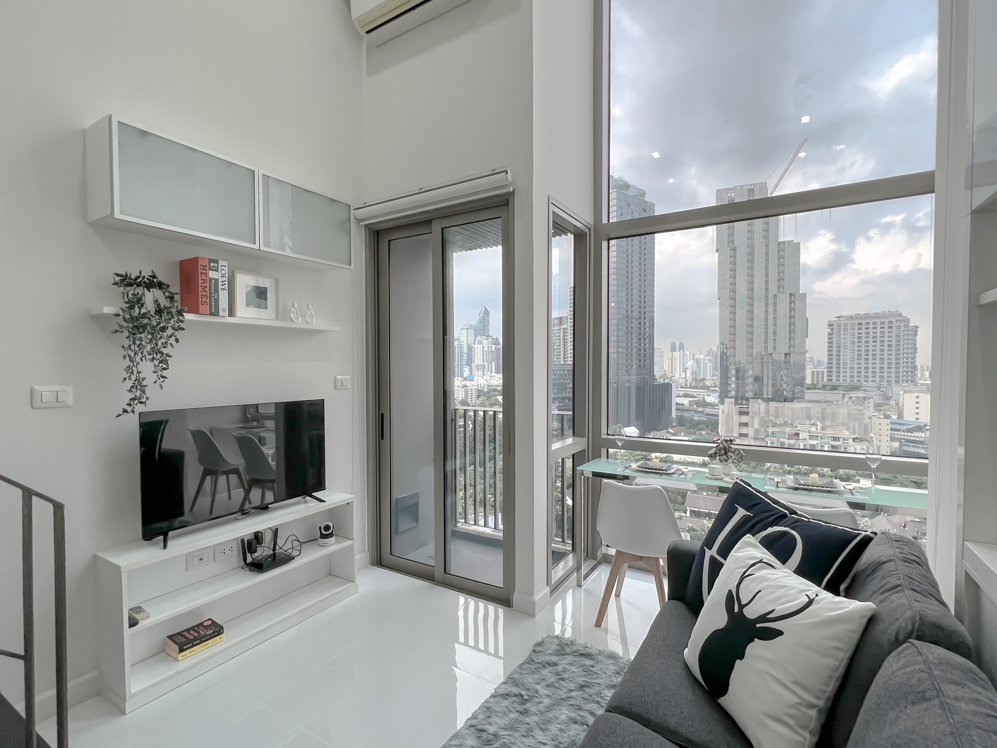 For rent: 1-bedroom duplex condo at Ideo Morph 38, 35 sqm, pet-friendly, fully furnished, high floor with city view. Great location near BTS Thonglor. Includes pool, gym, lounge, and shuttle service. Rent: 32,000 THB/month.
