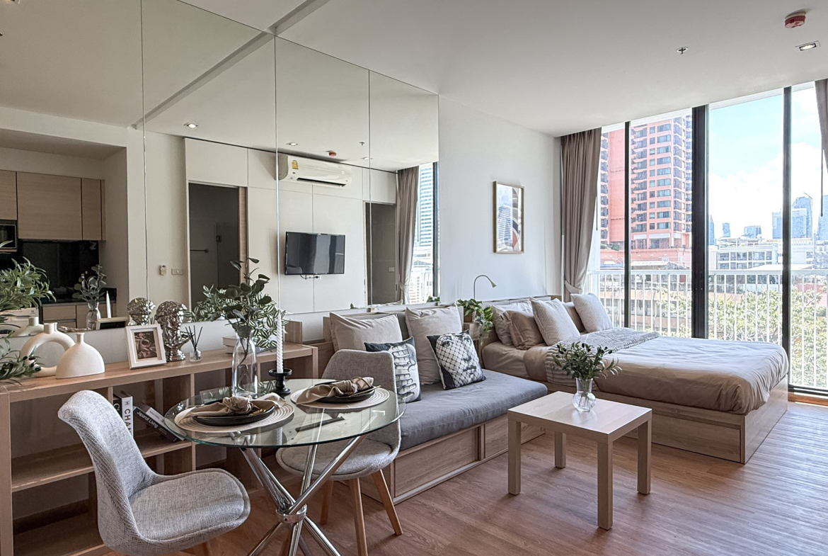 Stylish studio condo for rent at Park 24, Sukhumvit 24. Fully furnished, 30 sqm, modern design, near BTS Phrom Phong. Rent 23,000 THB/month with full facilities.