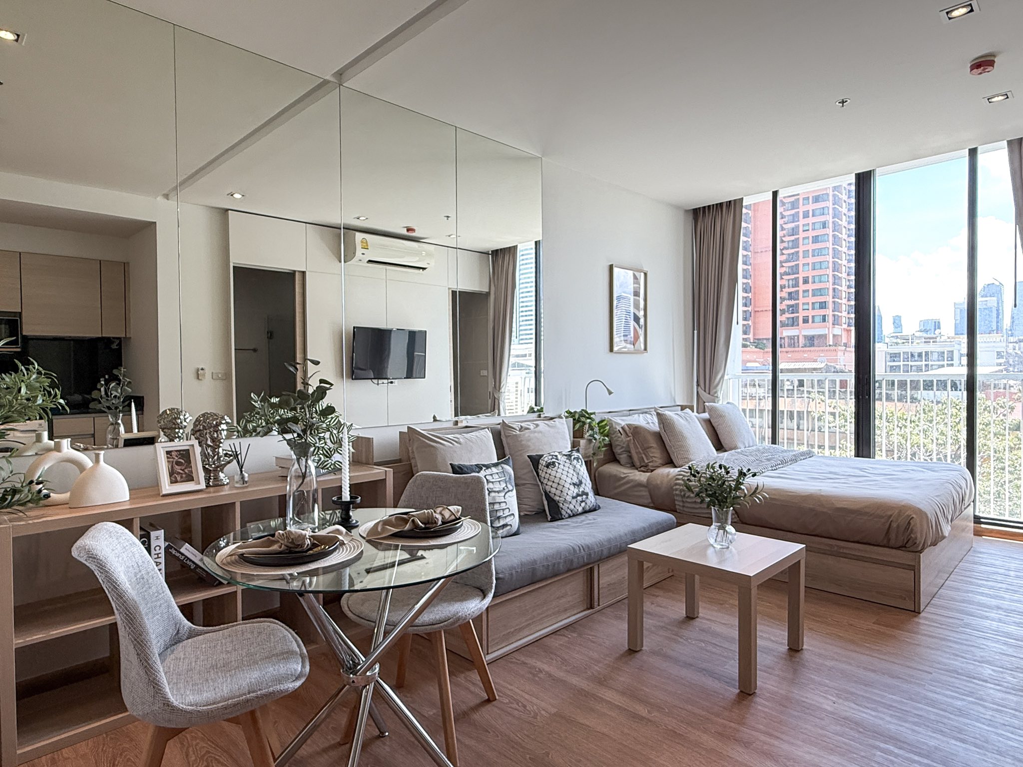Stylish studio condo for rent at Park 24, Sukhumvit 24. Fully furnished, 30 sqm, modern design, near BTS Phrom Phong. Rent 23,000 THB/month with full facilities.