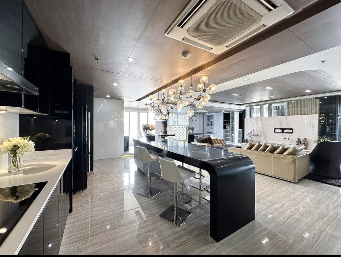 Luxury 3-bedroom penthouse for rent near BTS Asoke, 240 sqm with large walk-in closet, modern kitchen, office space, city view balconies, and premium facilities. 150,000 THB/month.