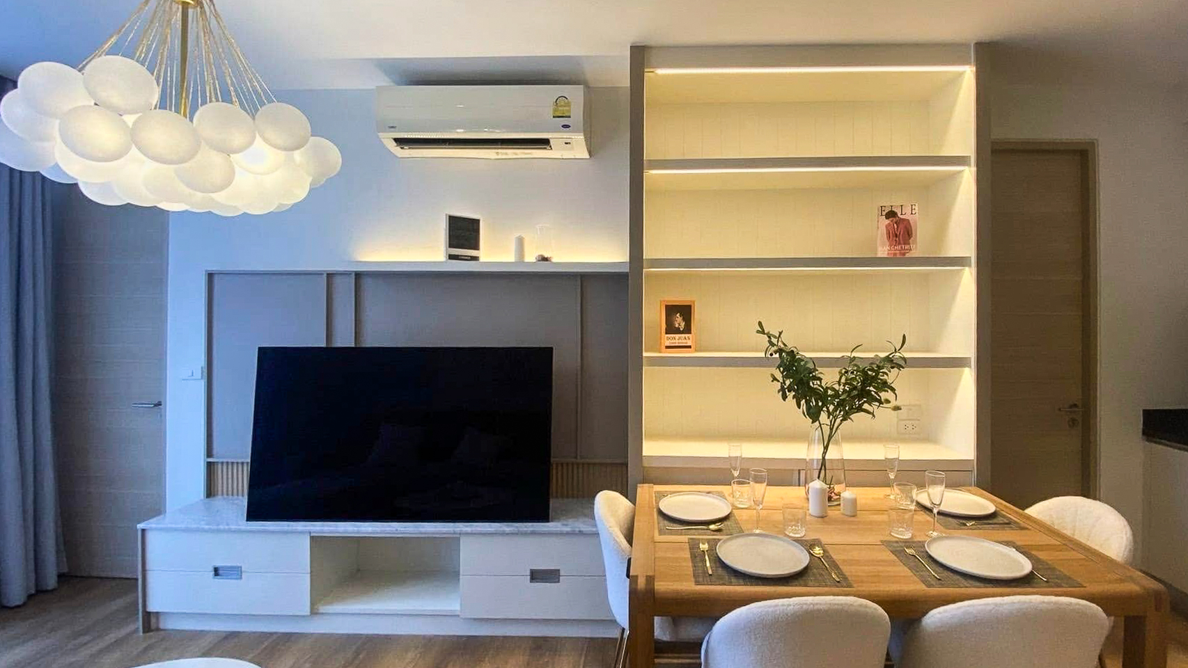 Stylish 1-bedroom corner unit for rent at Park Origin Phromphong, Sukhumvit 24. Renovated, 55 sqm with unblocked garden views. Fully furnished, high-end appliances, and pet-friendly. Only 45,000 THB/month.