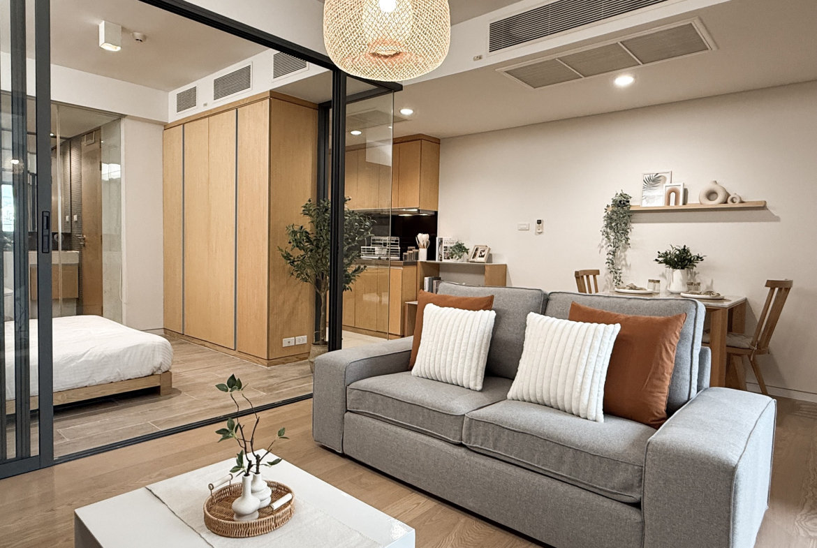 Stylish 1-bedroom condo for rent at Siamese Gioia Sukhumvit 31. 50 sqm with Japanese bathtub, full kitchen, and modern decor. Great location near Phrom Phong BTS. Rent: 26,000 THB/month.