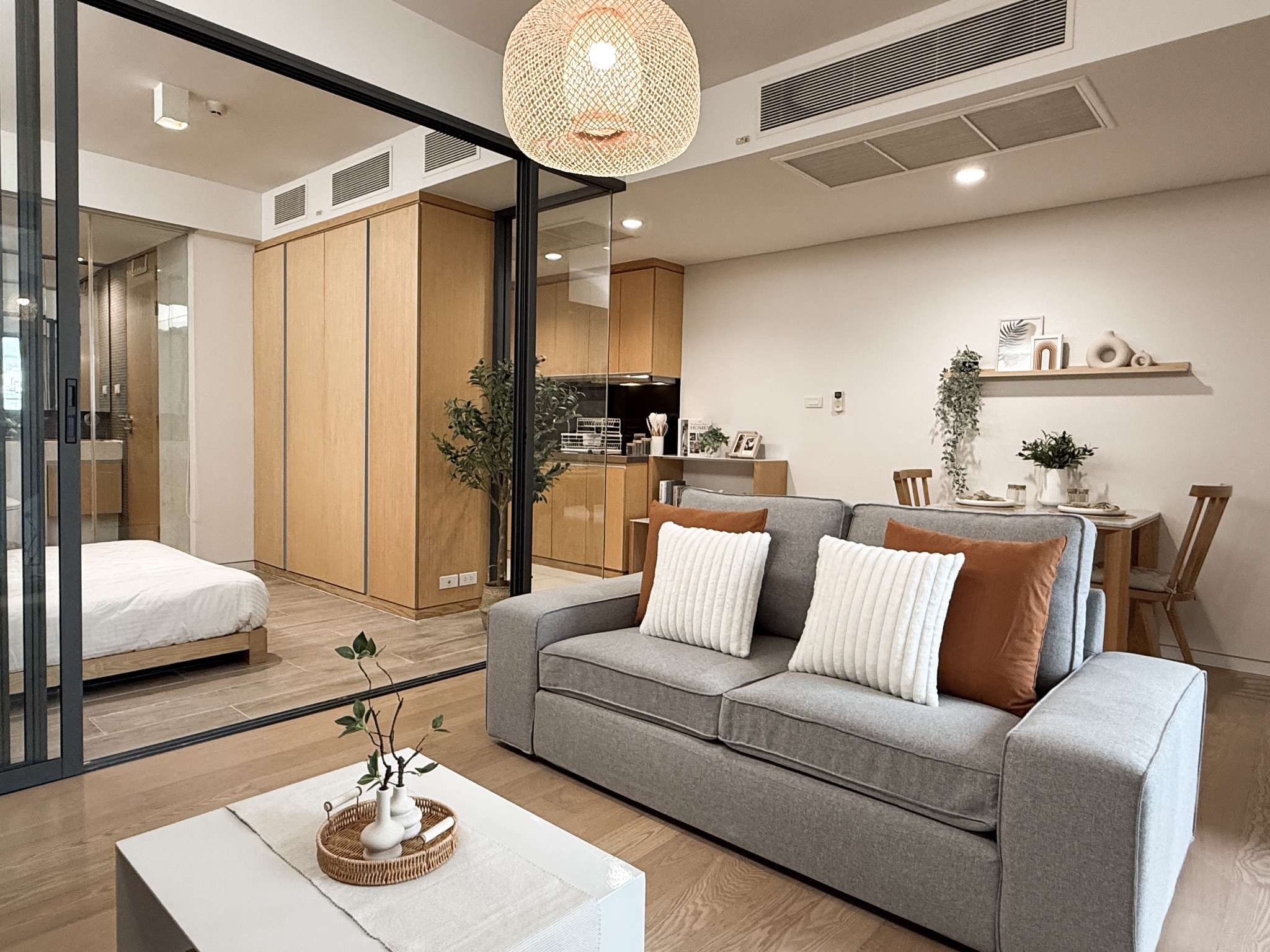 Stylish 1-bedroom condo for rent at Siamese Gioia Sukhumvit 31. 50 sqm with Japanese bathtub, full kitchen, and modern decor. Great location near Phrom Phong BTS. Rent: 26,000 THB/month.