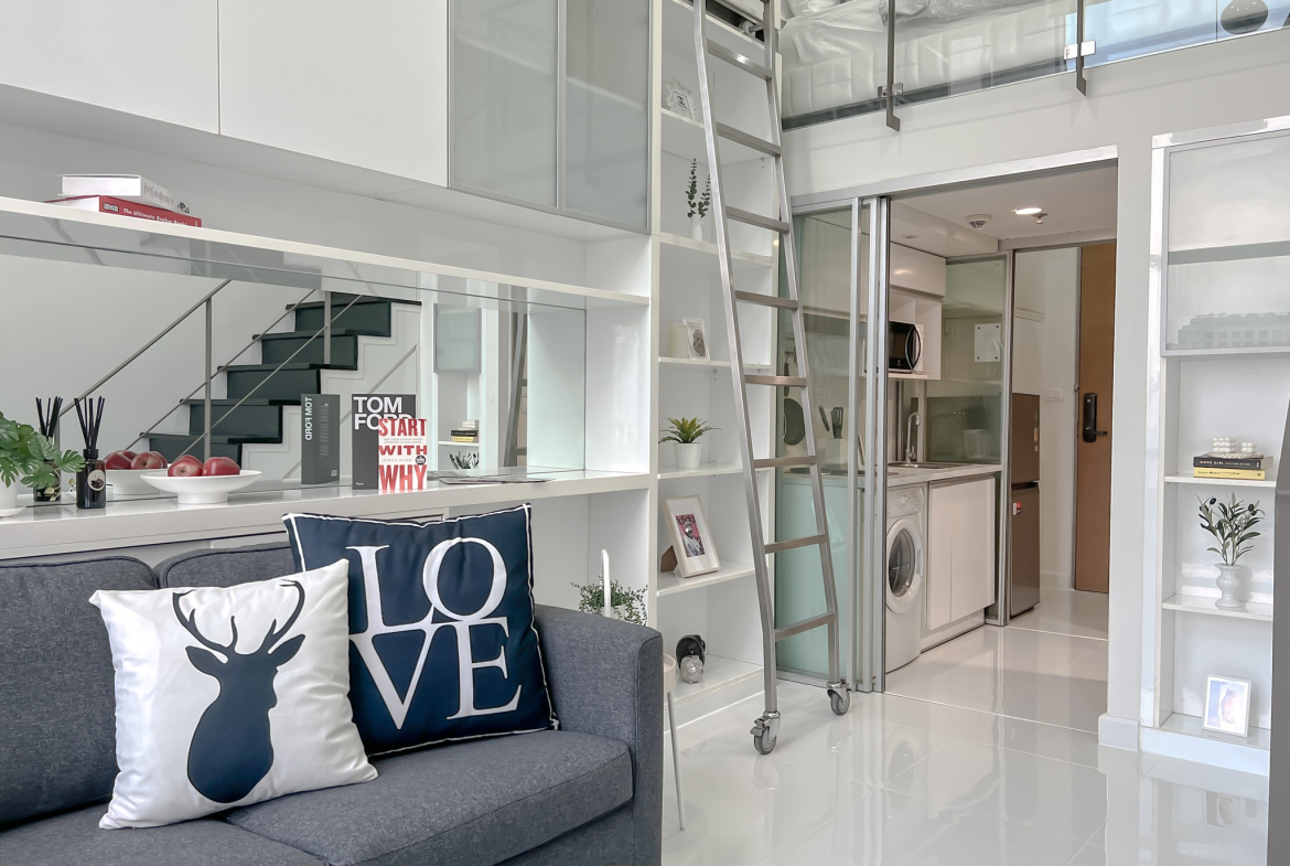 For rent: 1-bedroom duplex condo at Ideo Morph 38, 35 sqm, pet-friendly, fully furnished, high floor with city view. Great location near BTS Thonglor. Includes pool, gym, lounge, and shuttle service. Rent: 32,000 THB/month.