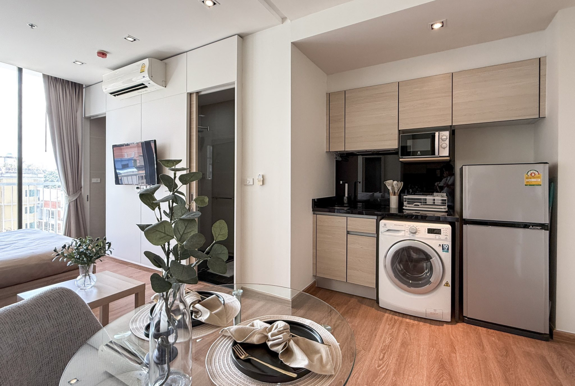 Stylish studio condo for rent at Park 24, Sukhumvit 24. Fully furnished, 30 sqm, modern design, near BTS Phrom Phong. Rent 23,000 THB/month with full facilities.