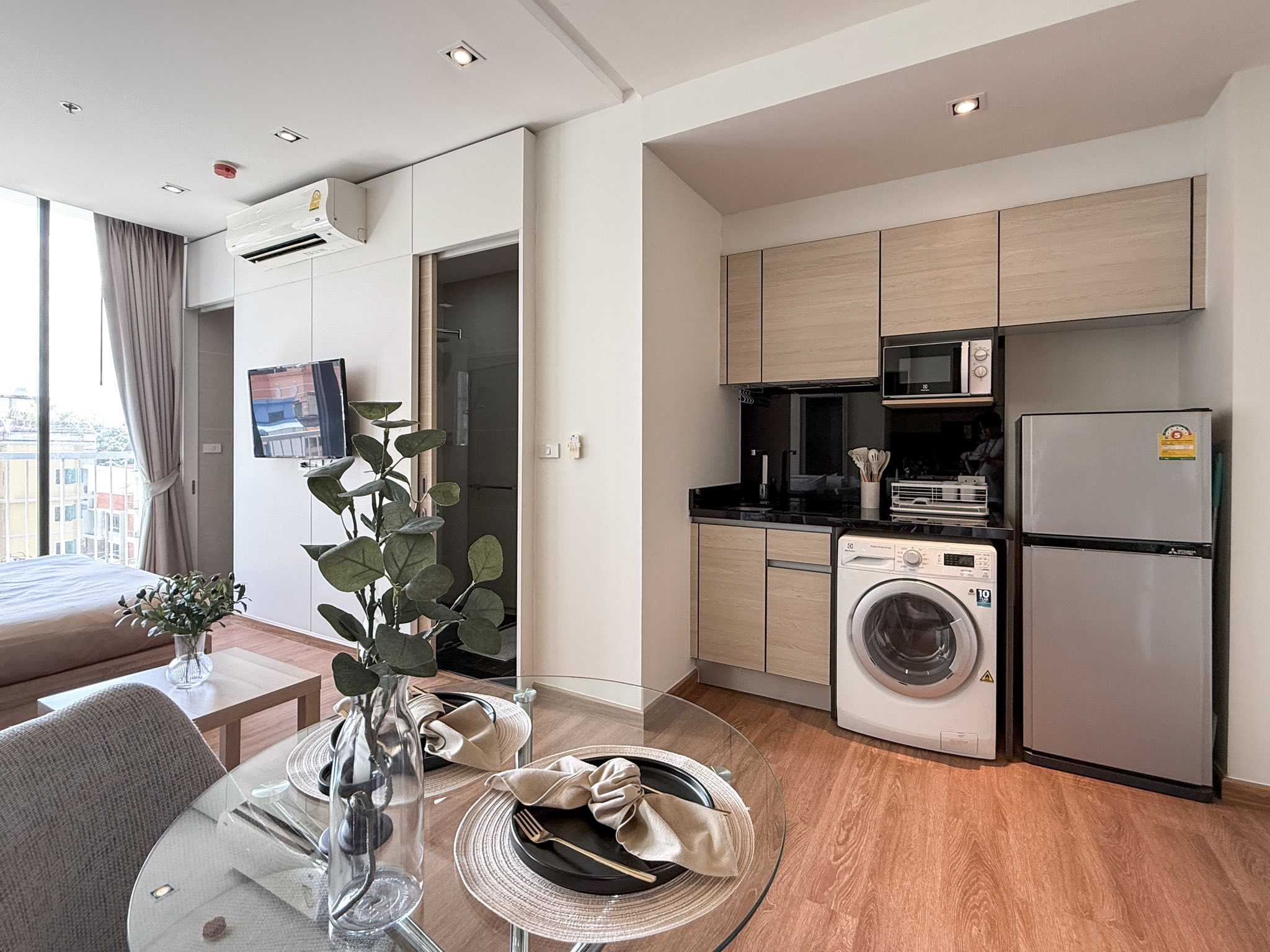 Stylish studio condo for rent at Park 24, Sukhumvit 24. Fully furnished, 30 sqm, modern design, near BTS Phrom Phong. Rent 23,000 THB/month with full facilities.