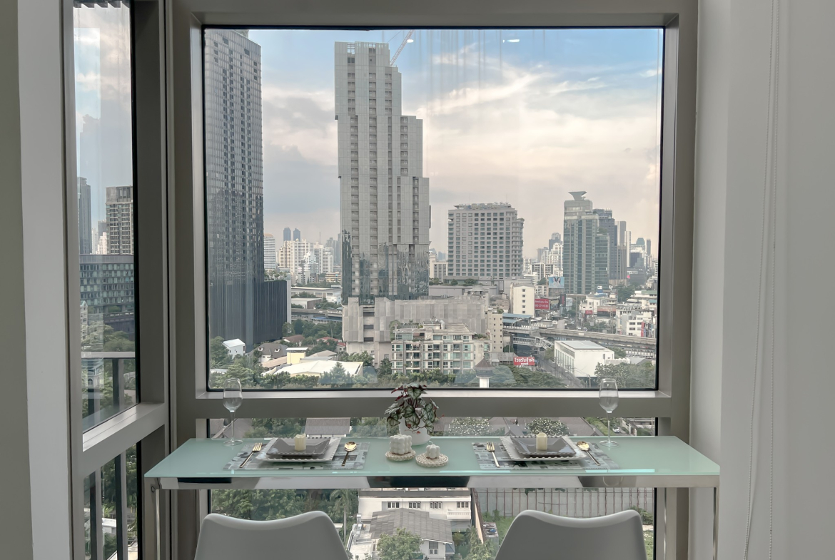 For rent: 1-bedroom duplex condo at Ideo Morph 38, 35 sqm, pet-friendly, fully furnished, high floor with city view. Great location near BTS Thonglor. Includes pool, gym, lounge, and shuttle service. Rent: 32,000 THB/month.