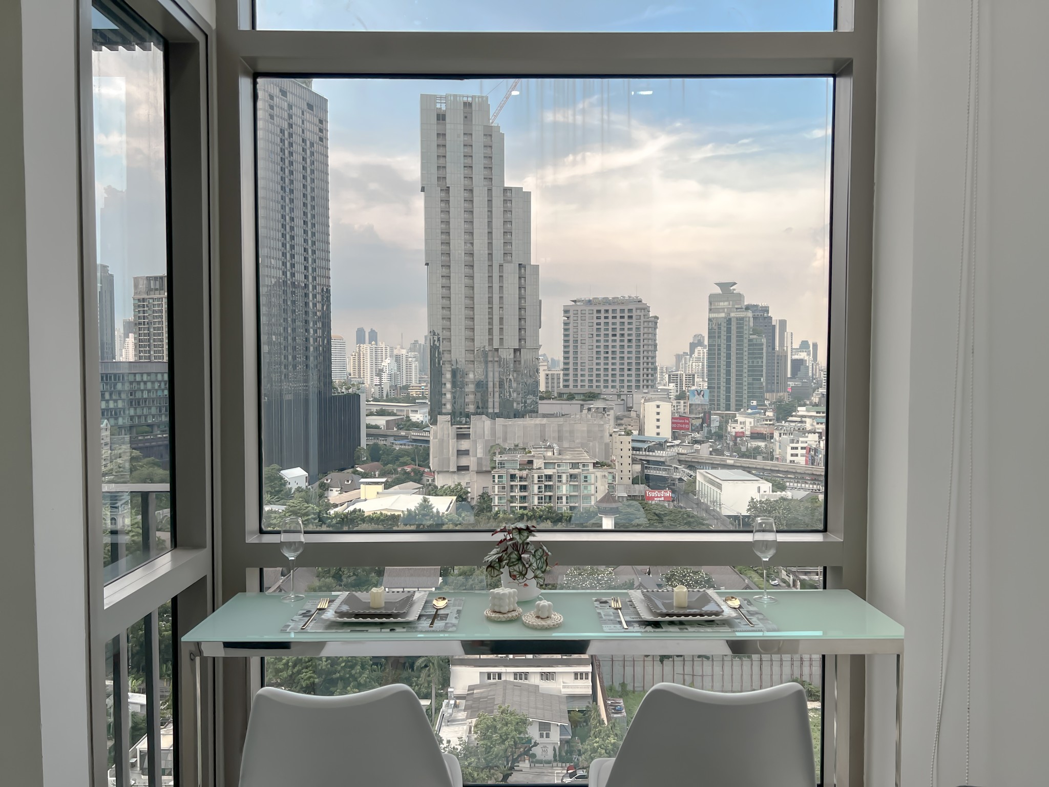 For rent: 1-bedroom duplex condo at Ideo Morph 38, 35 sqm, pet-friendly, fully furnished, high floor with city view. Great location near BTS Thonglor. Includes pool, gym, lounge, and shuttle service. Rent: 32,000 THB/month.