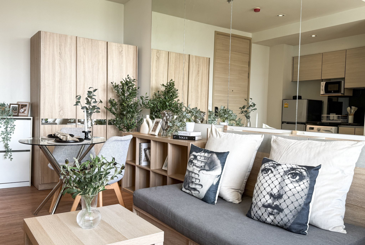 Stylish studio condo for rent at Park 24, Sukhumvit 24. Fully furnished, 30 sqm, modern design, near BTS Phrom Phong. Rent 23,000 THB/month with full facilities.