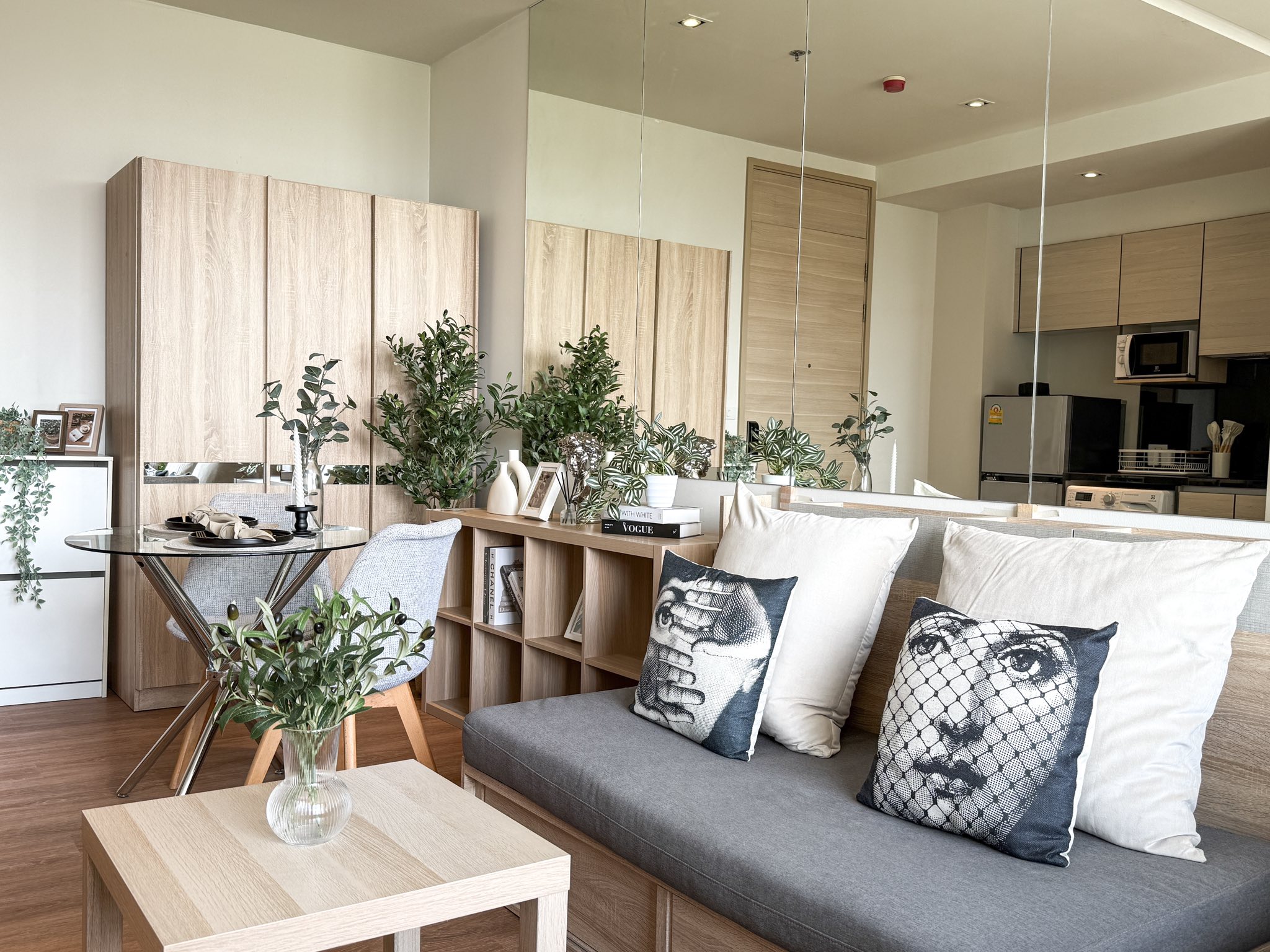 Stylish studio condo for rent at Park 24, Sukhumvit 24. Fully furnished, 30 sqm, modern design, near BTS Phrom Phong. Rent 23,000 THB/month with full facilities.