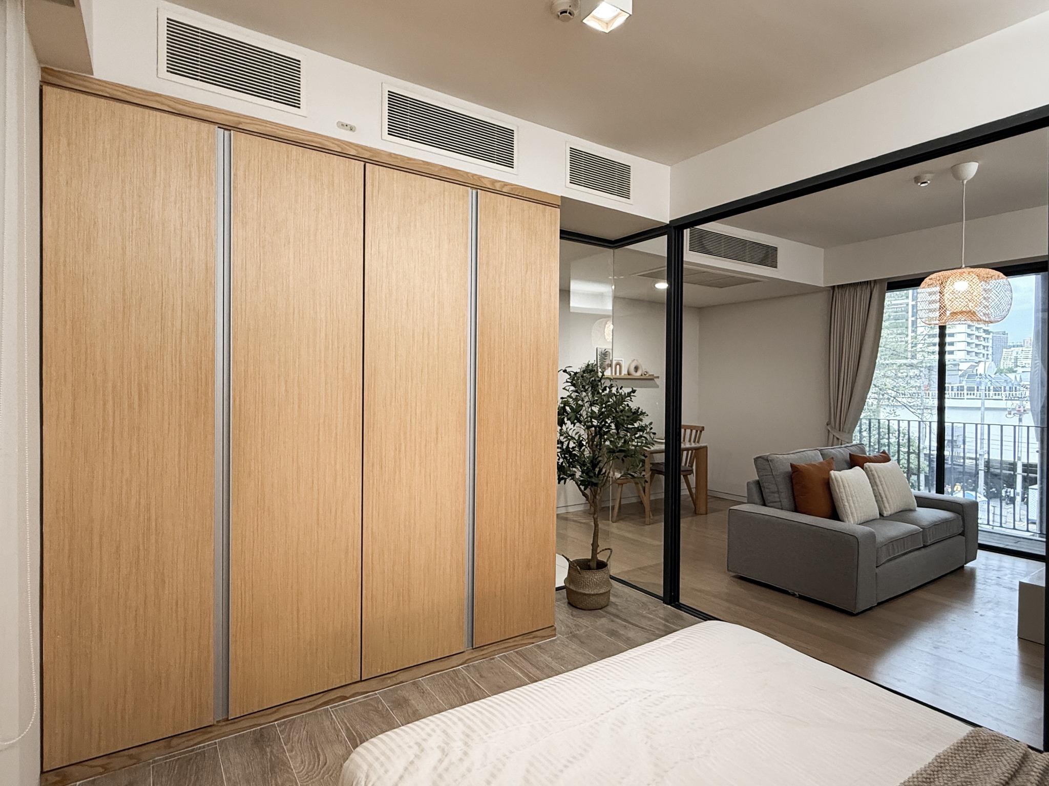 Stylish 1-bedroom condo for rent at Siamese Gioia Sukhumvit 31. 50 sqm with Japanese bathtub, full kitchen, and modern decor. Great location near Phrom Phong BTS. Rent: 26,000 THB/month.