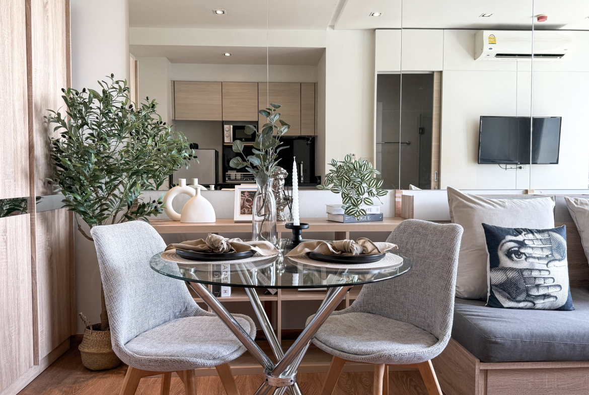 Stylish studio condo for rent at Park 24, Sukhumvit 24. Fully furnished, 30 sqm, modern design, near BTS Phrom Phong. Rent 23,000 THB/month with full facilities.