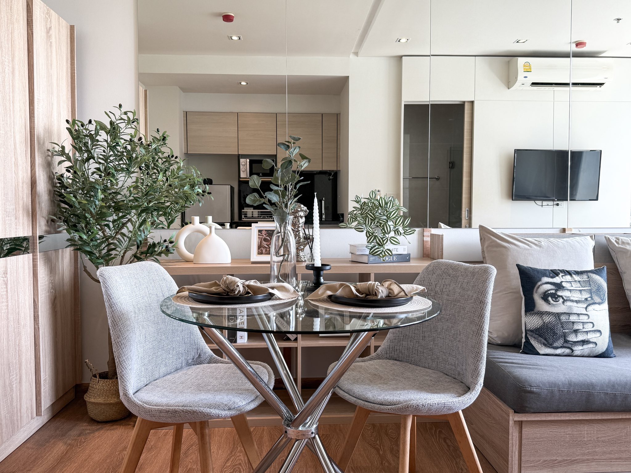 Stylish studio condo for rent at Park 24, Sukhumvit 24. Fully furnished, 30 sqm, modern design, near BTS Phrom Phong. Rent 23,000 THB/month with full facilities.
